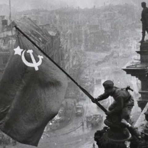 Jewgeni Chaldej: Auf dem Berliner Reichstag, 2.Mai 1945